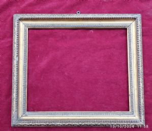 cornice dorata bella sagoma motivo decorativo a fogliette e perline primi XIX° sec. luce cm.30 x 24,5 est. 38x33